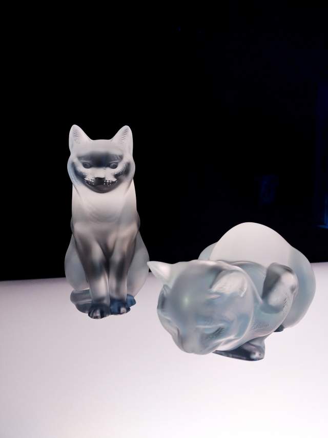 Les chats assis de René Lalique, en Cristal satiné