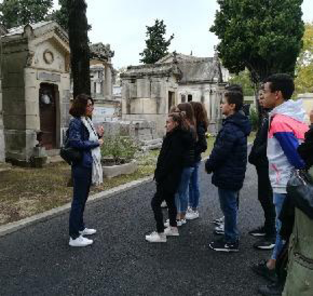 Les élèves ont déposé les gerbes de fleurs avec les autorités et entonné la Marseillaise avec fierté.