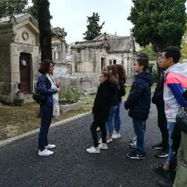 Les élèves ont déposé les gerbes de fleurs avec les autorités et entonné la Marseillaise avec fierté.